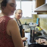 dos usuarias de la vivienda “Lluerna" en la cocina